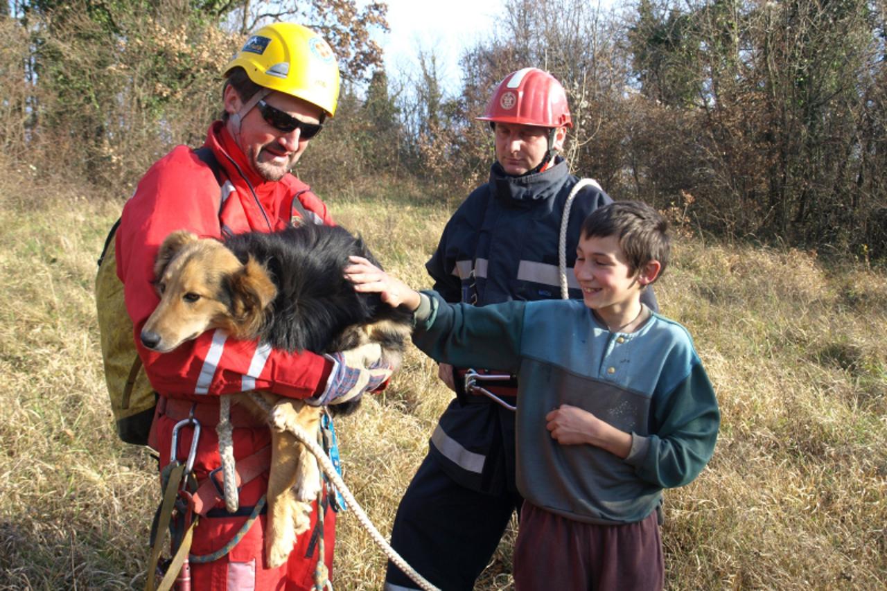 '14.11.2010. Goricanovec, Durmanec - Nakon sto su mjestani Goricanovca culi zavijanje psa u sumi pozvali su vatrogasce da ga spase. Pas Jagoda pala je niz liticu u sumi i zaglavila se izmedju stabala.