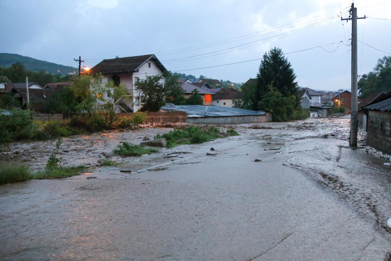 21, May, 2024, Novi Pazar - Novi Pazar was badly hit by the storm, the swollen river Trnavica spilled out of its bed, many citizens are stuck in their houses, teams are on the ground and carry out the necessary interventions. Photo: Elmedin Hajrovic/ATAImages21, maj, 2024, Novi Pazar - Novi Pazar tesko je pogodjen nevremenom, nabujala reka Trnavica izlila se iz svog korita,  brojni gradjani su zaglavljeni u kucama, ekipe su na terenu i vrse neophodne intervencije. Photo: Elmedin Hajrovic/ATAImages Photo: Elmedin Hajrovic/ATA Images/PIXS/PIXSELL