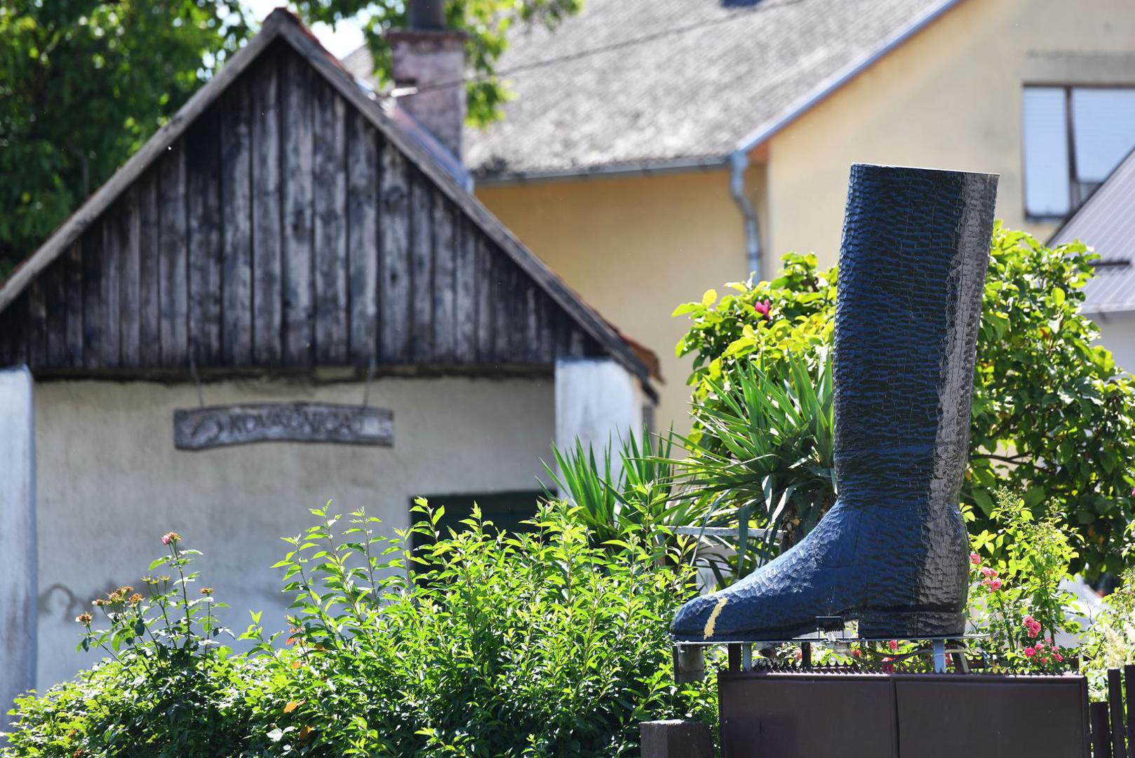 Općina Donja Dubrava spomenik čizmi s trdom sarom.