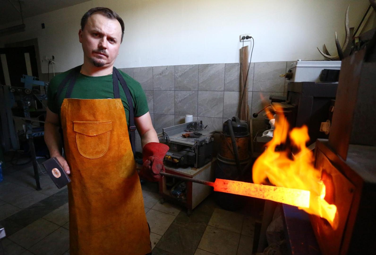 09.07.2020., Duga Resa, Galovic selo - Goran Bisic kovac je lovackih nozeva i vlasnik brenda GB Blades. U svojoj radioni proizvodi nozeve od kojih je svaki unikat, kuje ih, brusi i za svaki siva futrole.
Photo: Kristina Stedul Fabac/PIXSELL