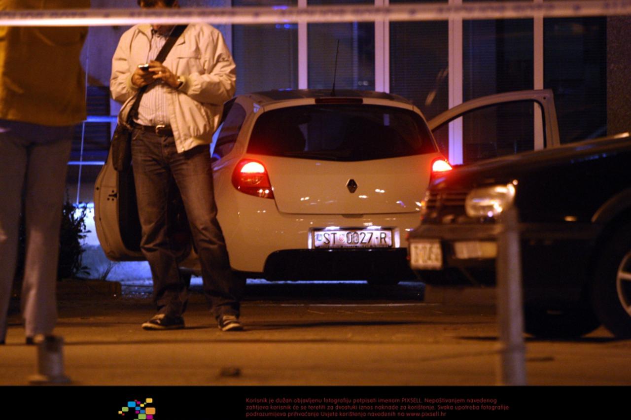 \'24.03.2012., Savska cesta, Zagreb -  Prema nesluzbenim informacijama, muskarca su ubili u parkiranom bijelom automobilu marke Renault Clio. Pocinitelj je pobjegao pjesice Veslackom ulicom Photo: Sla