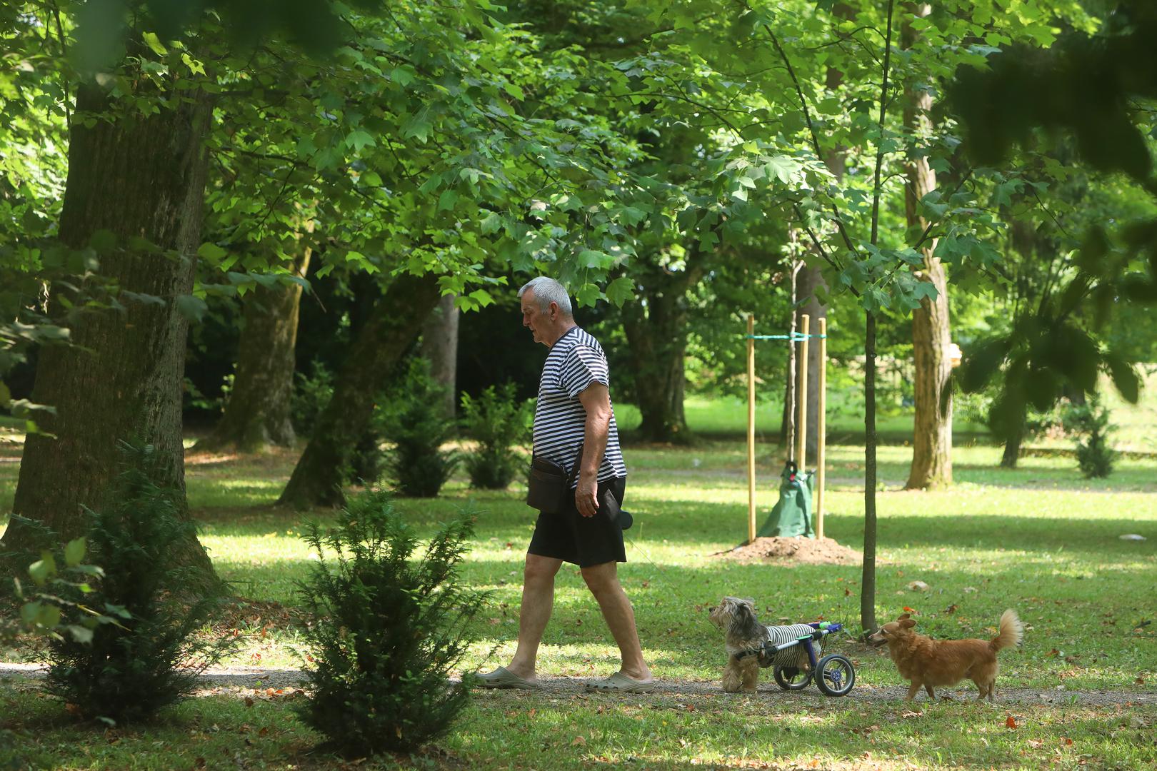Ovaj park uz Kupu poznat je po prekrasnim stazama i mostovima te je jedan od najpoznatijih gradskih simbola. 