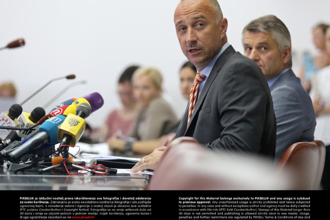 '13.08.2013., Zagreb - Ministar gospodarstva Ivan Vrdoljak i predsjednik Upravnog odbora Centra za pracenje poslovanja energetskog sektora i investicija Dragan Marcinko na konferenciji za novinare u M