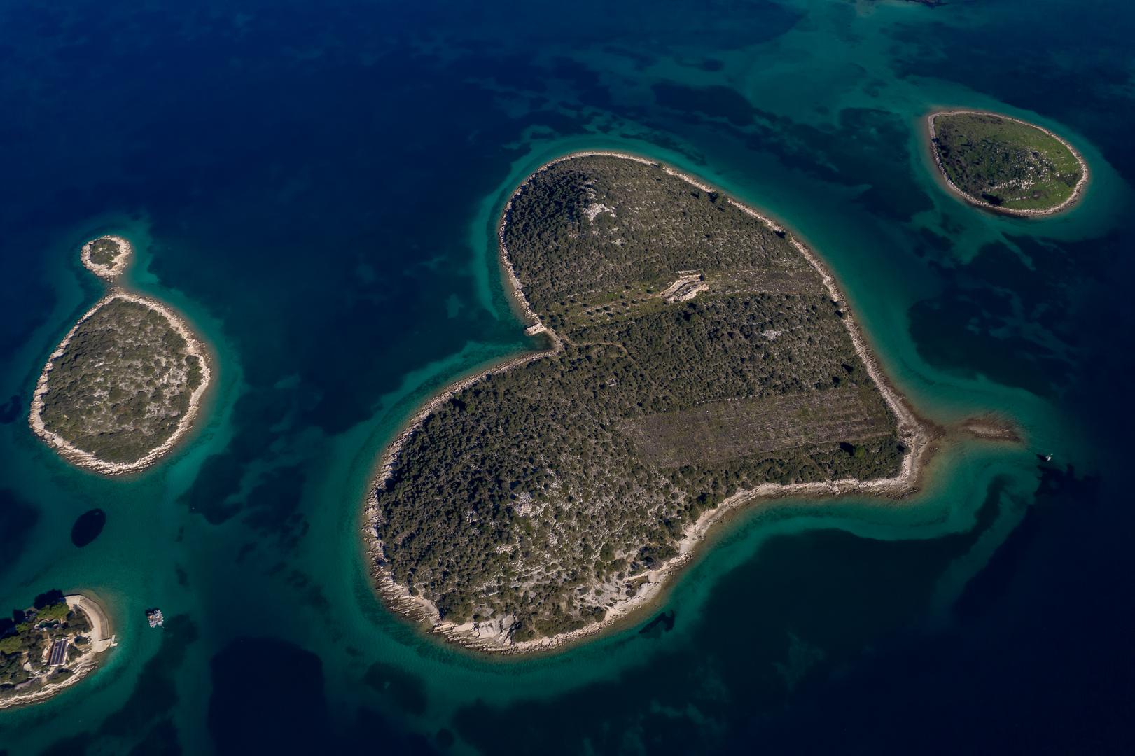 Iako na Galešnjaku nema hotela, vila ili restorana, slavni su poznati po tome da jahtama odlaze na otok na nekoliko idiličnih dana tijekom ljeta - daleko od gužve i stresa.  