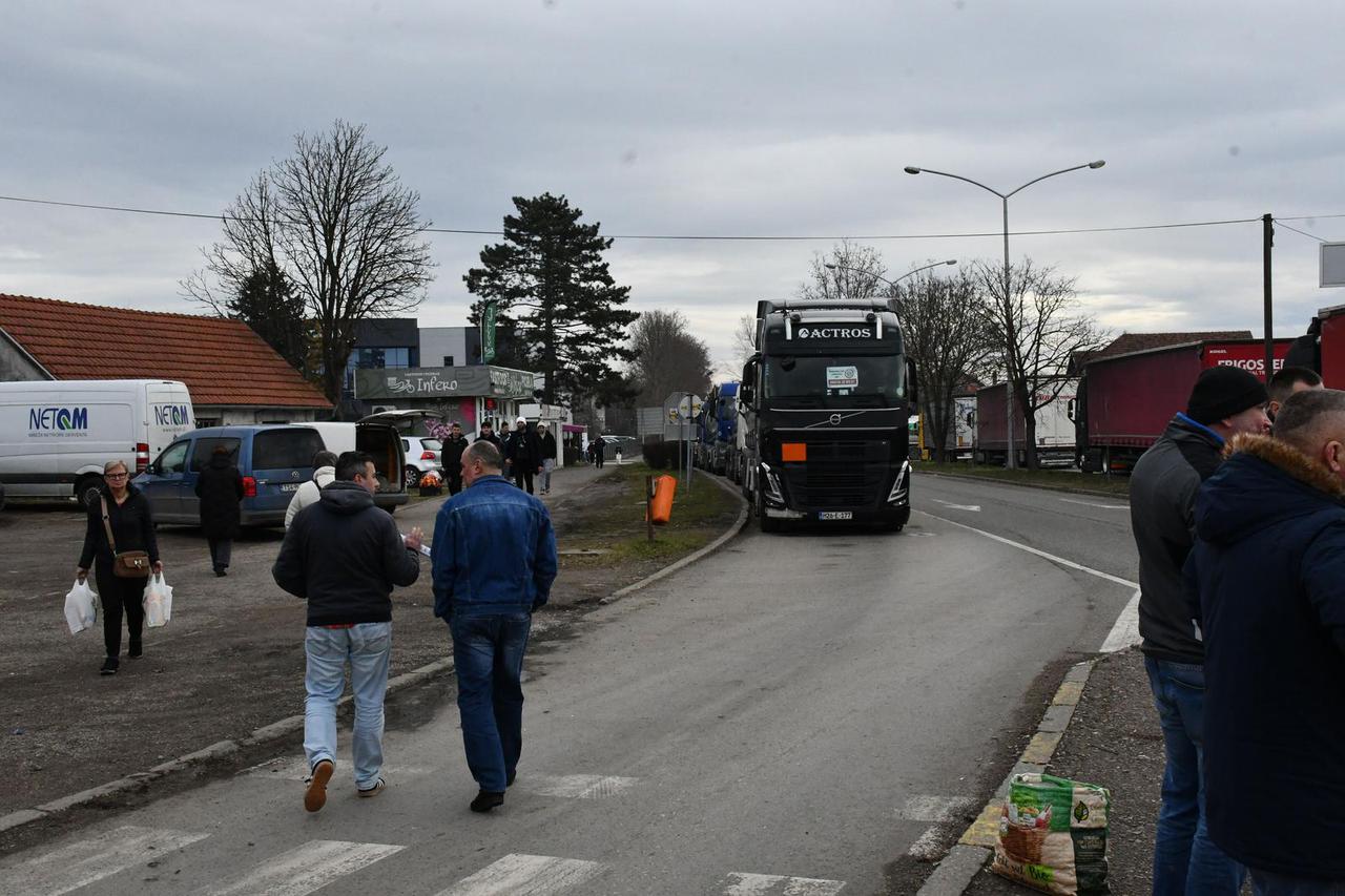 Bosanski Brod: Prijevoznici kamionima blokiraju sav teretni promet izme​đu BiH i Hrvatske​