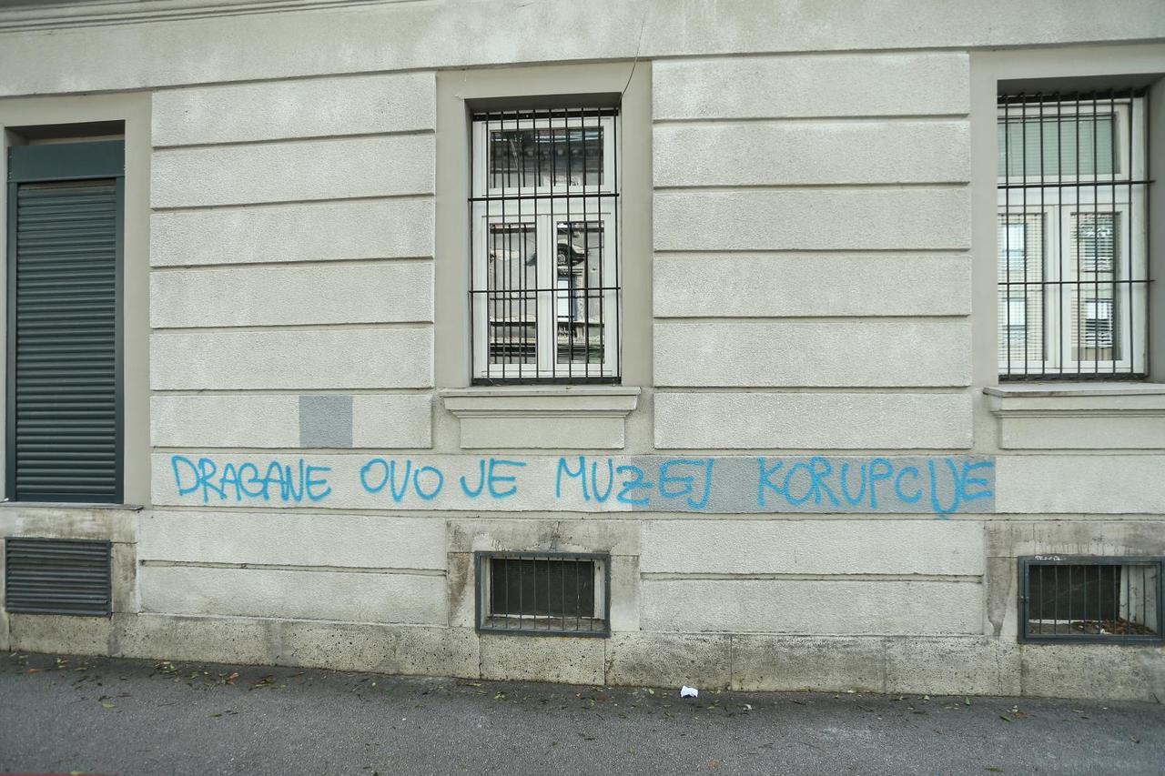 Na pročelju zgrade u Slovenskoj ulici osvanuo grafit "Dragane ovo je muzej korupcije"