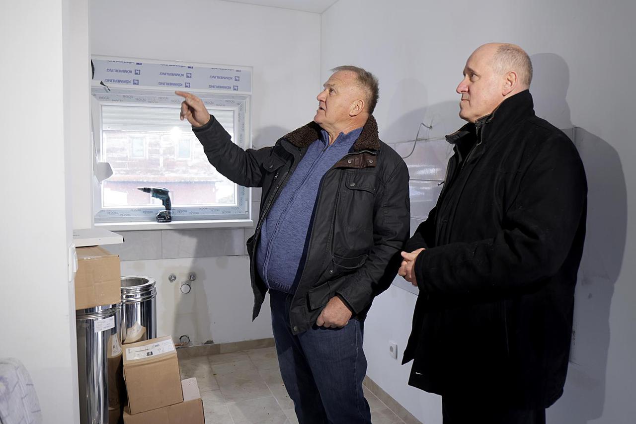 Petrinja: Branko Bačić posjetio kontejnersko naselje te obišao dvije završene zamjenske obiteljske kuće