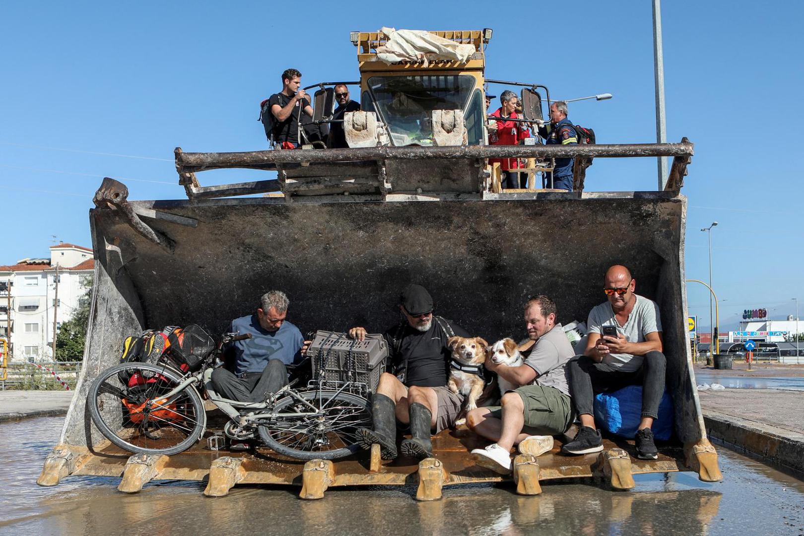 Locals are evacuated on an excavator from a flooded area, in the aftermath of Storm Daniel, in Larissa, Greece, September 10, 2023. REUTERS/Elias Marcou     TPX IMAGES OF THE DAY Photo: ELIAS MARCOU/REUTERS