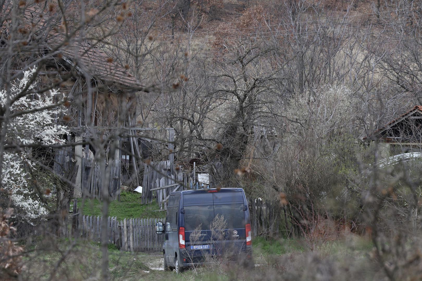 28.03.2024. Bor - Nekoliko policajaca iskopava prostor ispred štaglja u prigradskom naselju Banjsko polje, kod grada Bora, na istoku Srbije gdje je nestala djevojčica Danka Ilić. Pretražuje se teren kako bi se pronašao bilo kakav trag. Djevojčica je nestala u utorak oko 13:45 sati. Majka je ispričala kako je Danka nestala iz dvorišta obiteljske kuće dok je ona išla dati vode starijem djetetu. Roditelji su ispitani na policiji i izuzet je mobitel majke. Photo: Pixsell/PIXSELL