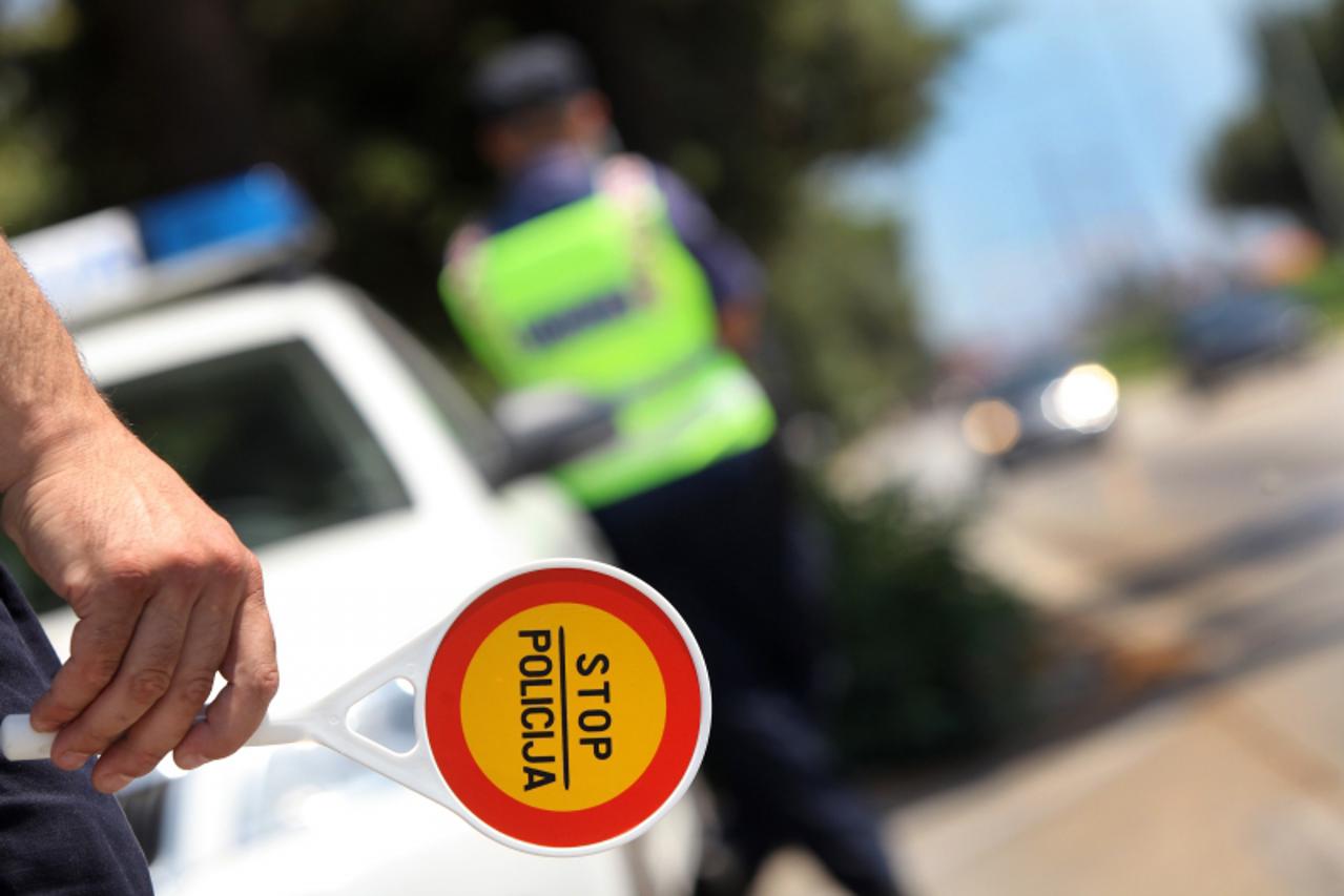 '15.07.2011., Zadar - U patroli s ophodnjom prometne policije iz PU Zadarske zatecena su tri vozaca koja su prekoracila dozvoljenu brzinu u naselju od 50 km/h. Ipak, policajci su ih pustili s upozoren