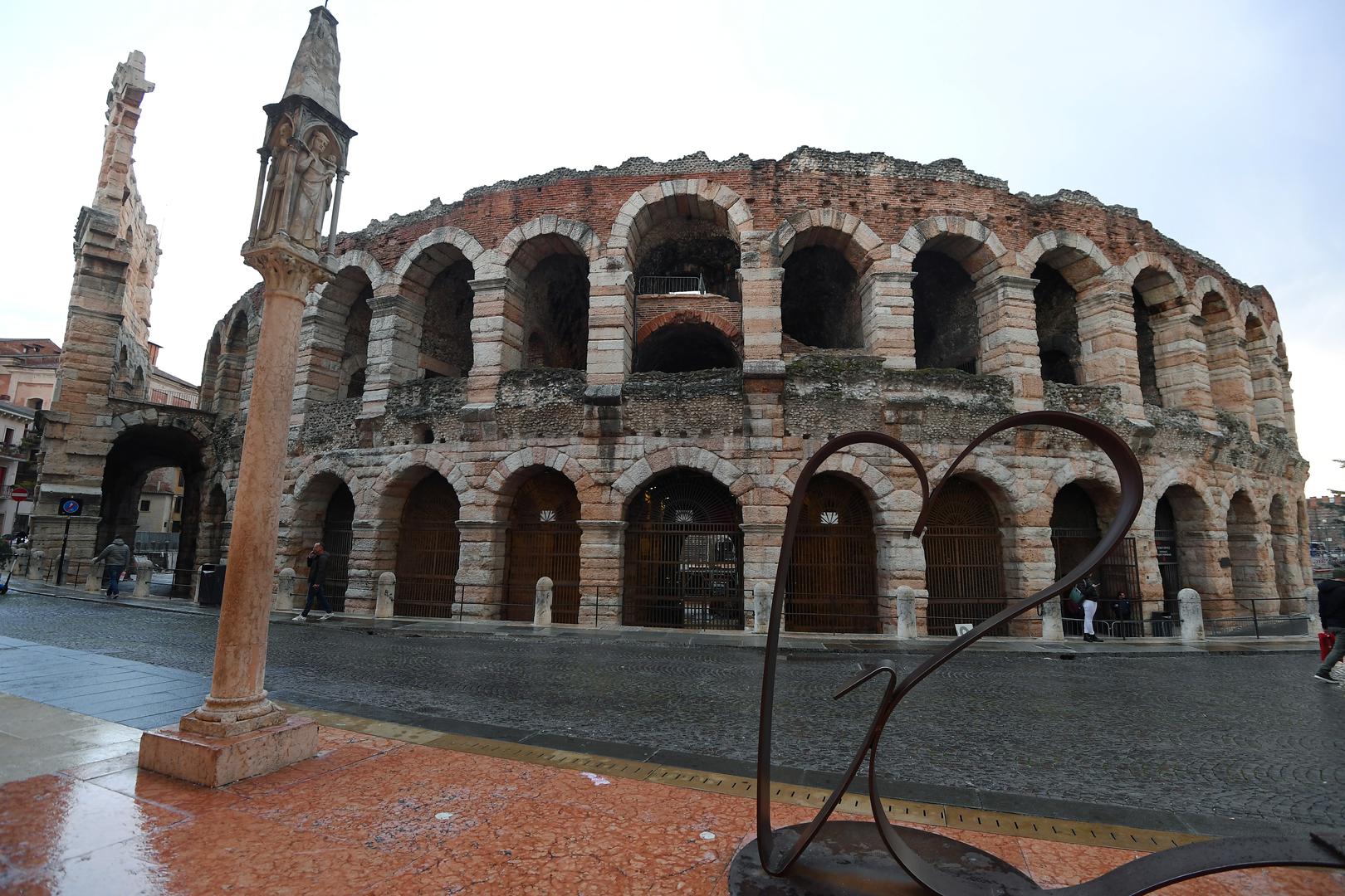 U području obuhvaćenom karantenom živi više od 15 milijuna ljudi i uključuje regije oko Venecije i financijsku prijestolnicu Milano.