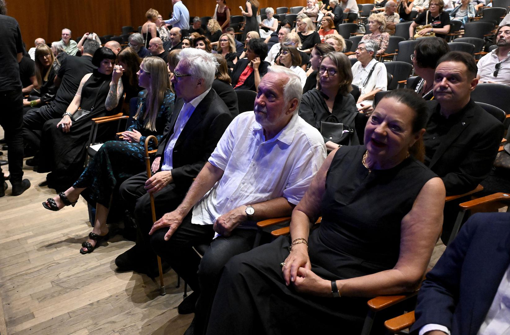Pusić je podsjetila da je s Drakulić i još nekoliko suradnica osnovala prvu feminističku grupu u bivšoj Jugoslaviji zbog čega su bile izložene žestokim napadima