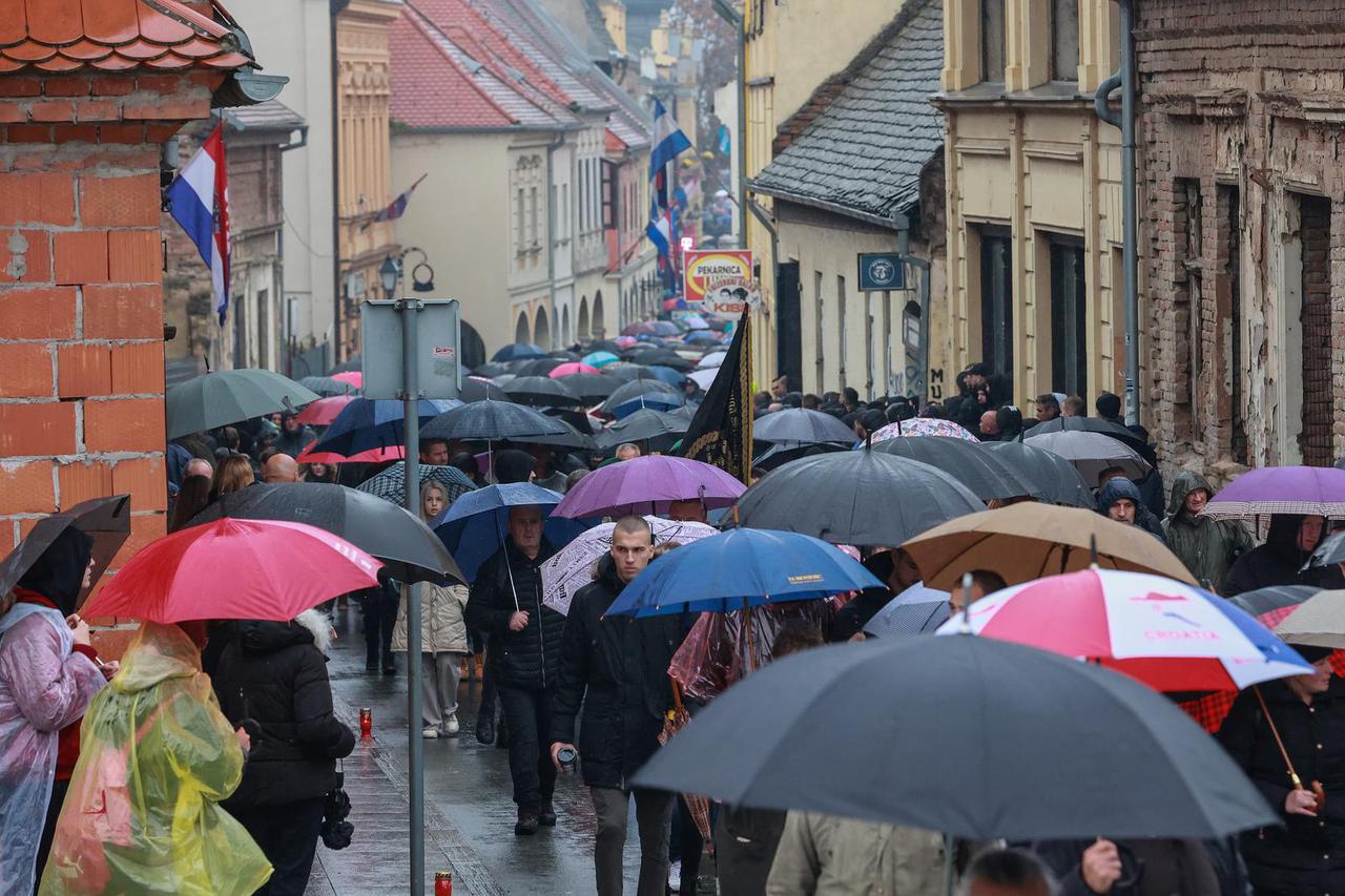 Ulicama grada Vukovara krenula je kolona Sjećanja