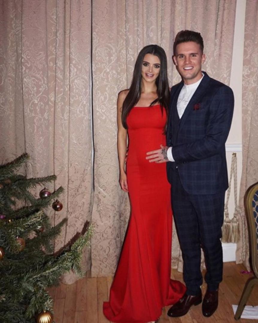 "Da budemo iskreni, ovo nije realistična objava niti je pozitivna za sve mlade žene koje te prate. Oprosti, nikad ne dajem negativne komentare, ali ovo me naživciralo", napisala je jedna komentatorica. 