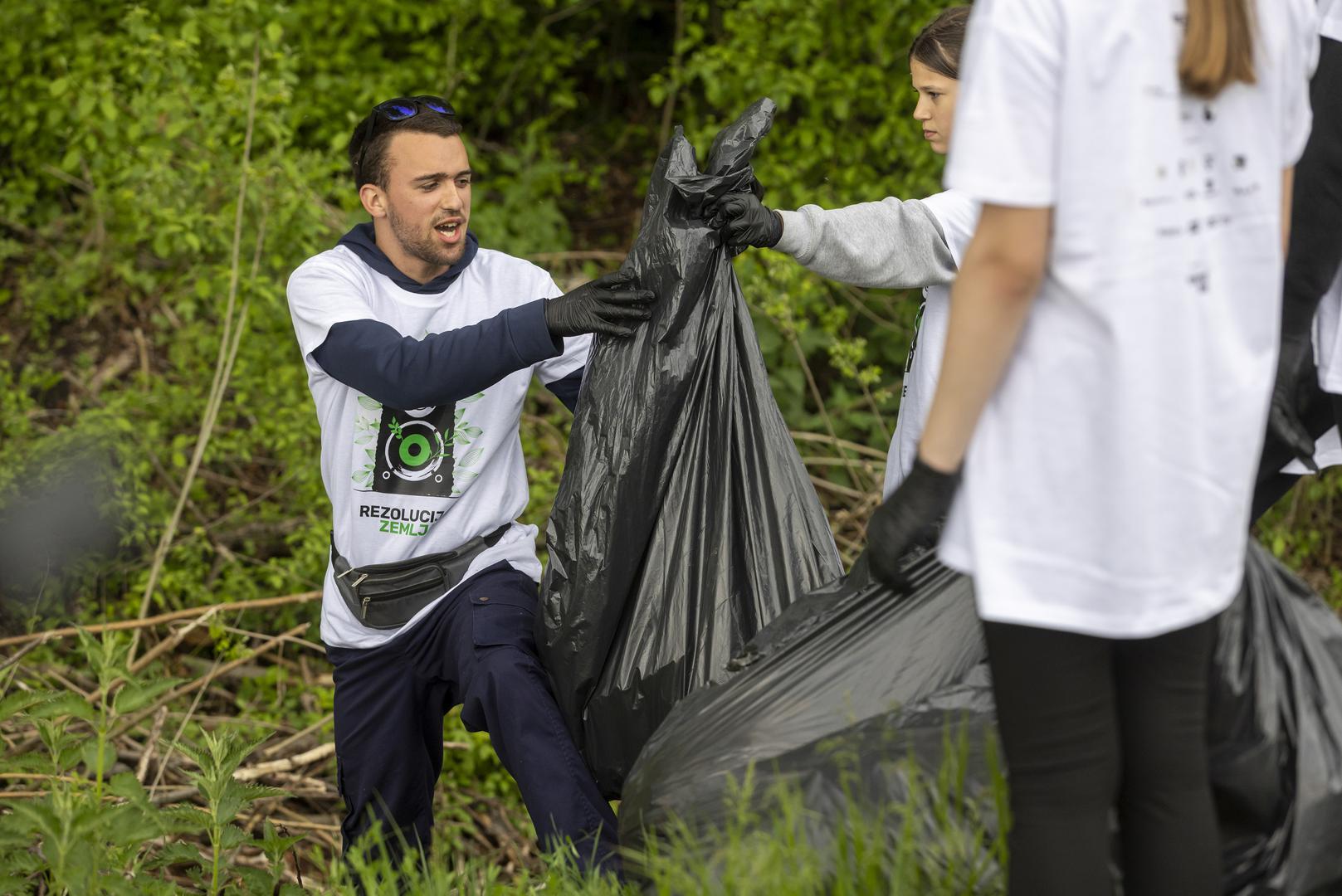 26.04.2025., Bosnjaci - Rezolucija Zemlja 2025 -  Savjet mladih Opcine Bosnjaci i DVD Bosnjaci u akciji ciscenja smeca. Photo: Davor Javorovic/PIXSELL
