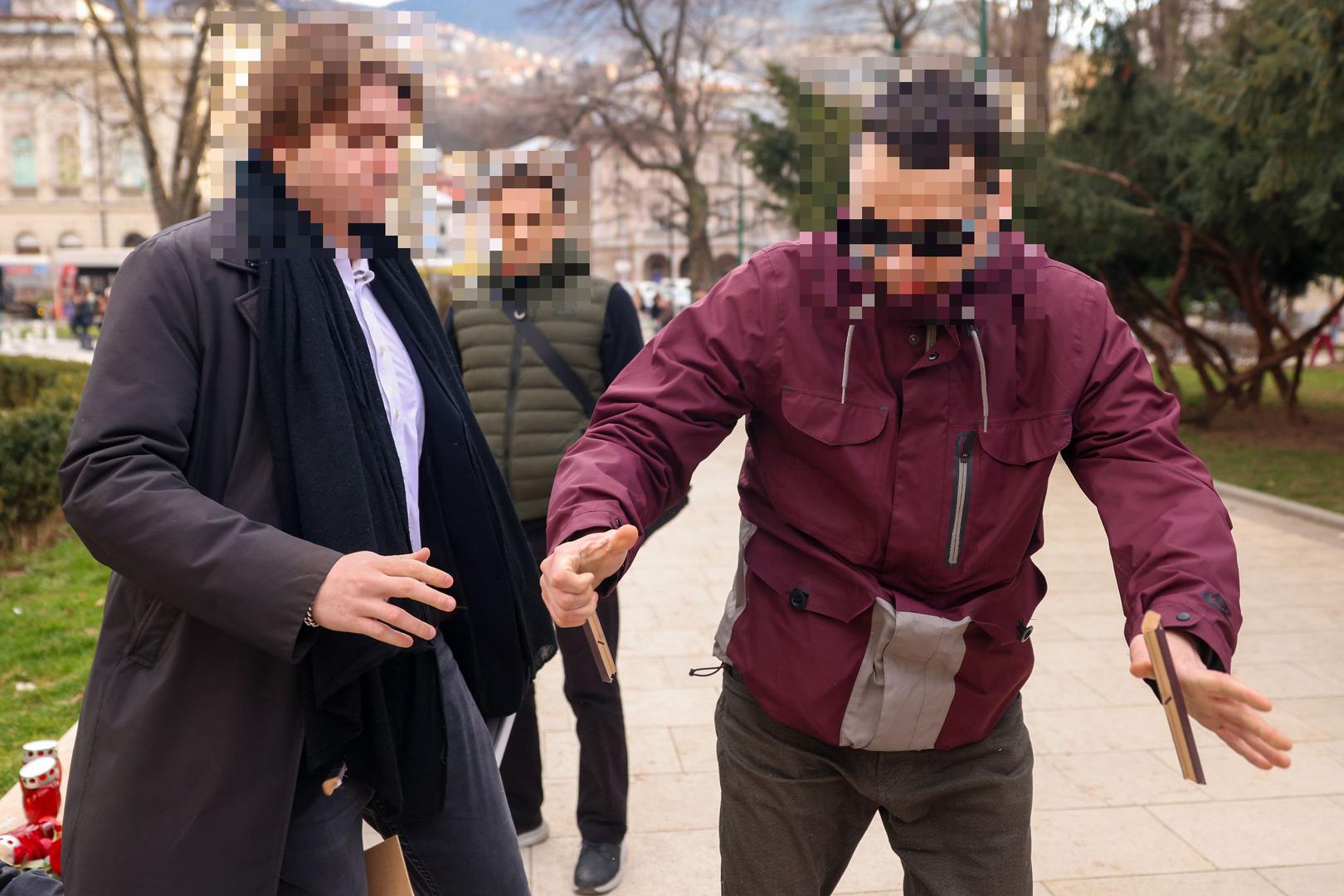 Naime, jedan je prolaznik uzeo fotografiju Alekseja Navaljnog te je potom uništio. 