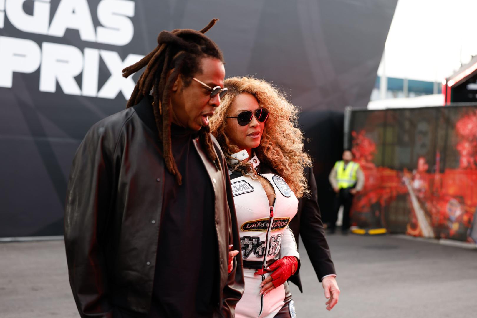 Beyonce je ovaj posjet obilježila svojim nikad dubljim dekolteom koji je jedva držao njezine bujne obline, a u nekoliko kadrova može se vidjeti i da je malo falilo da ne pokaže previše. Pjevačica je nosila jedan od kombinezona karakterističnih za F1, a podijelila je i video na društvenim mrežama.