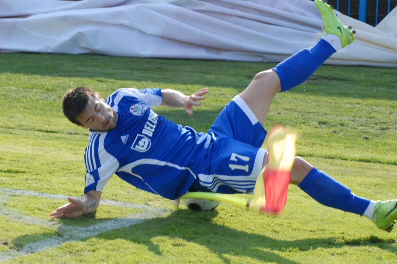 'spo 22 04 2009....koprivnica bojan vrucina zajahao korner zastavicu u zarkoj zelji da uhvati loptu snimio: josip maljak'