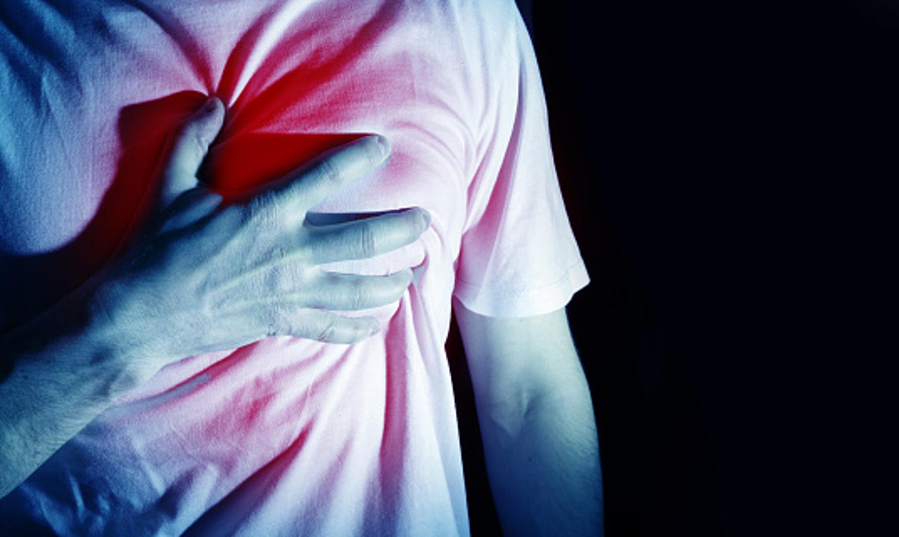 Znakovi da je riječ o mogućem srčanom udaru su i osjećaj mučnine, hladan znoj i ošamućenost. Kod muškaraca je najčešći znak upozorenja od srčanog udara bol u prsima, dok žene češće imaju simptome kratkog daha, mučnine i bolne čeljusti – tvrdi Bansal.
