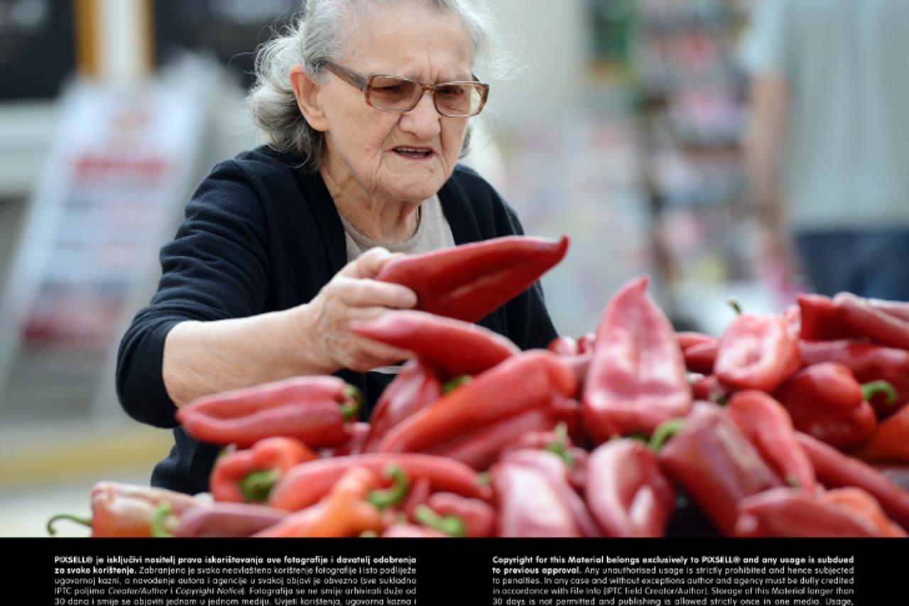 '10.09.2013., Varazdin - Iako je cijena skuplja nego u trgovackim lancima gradjani sve vise odlaze na Varazdinski plac i kupuju svjeze voce i povrce.  Photo: Marko Jurinec/PIXSELL'
