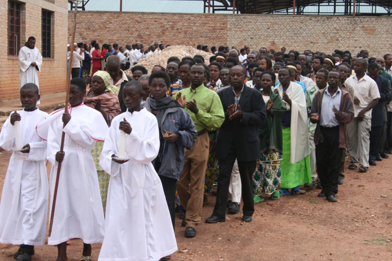 'bih...08.20009...uganda, ruanda...fra iko skoko posjetio africke zemlje ugandu i ruandu...misa, procesija foto: fra. iko skoko, fra ivica peric i studentica magdalena blazevic'