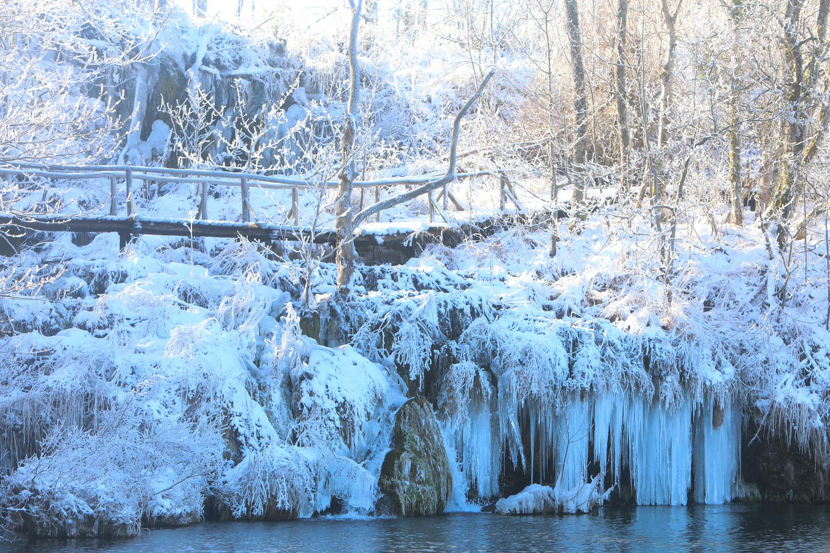 Što se tiče trenutnih uvjeta na Plitvicama, danas su za posjetitelje zatvorena Gornja jezera. Donja jezera otvorena su za posjetitelje, no napominje se kako je obilazak moguć uz pojačan oprez i adekvatnu obuću zbog snijega i leda na stazama. 