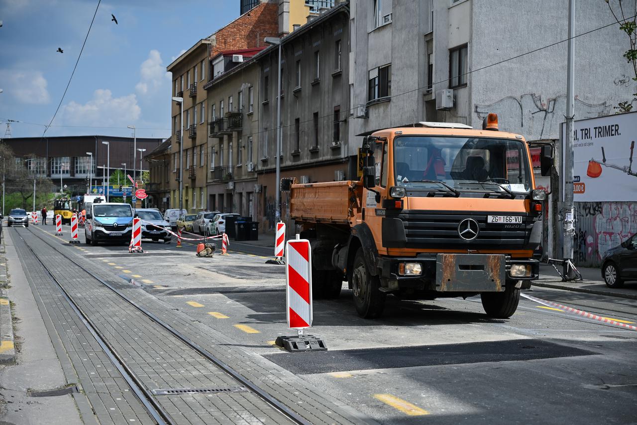 Zagreb: Radovi na asfaltiranju Tratinske ulice