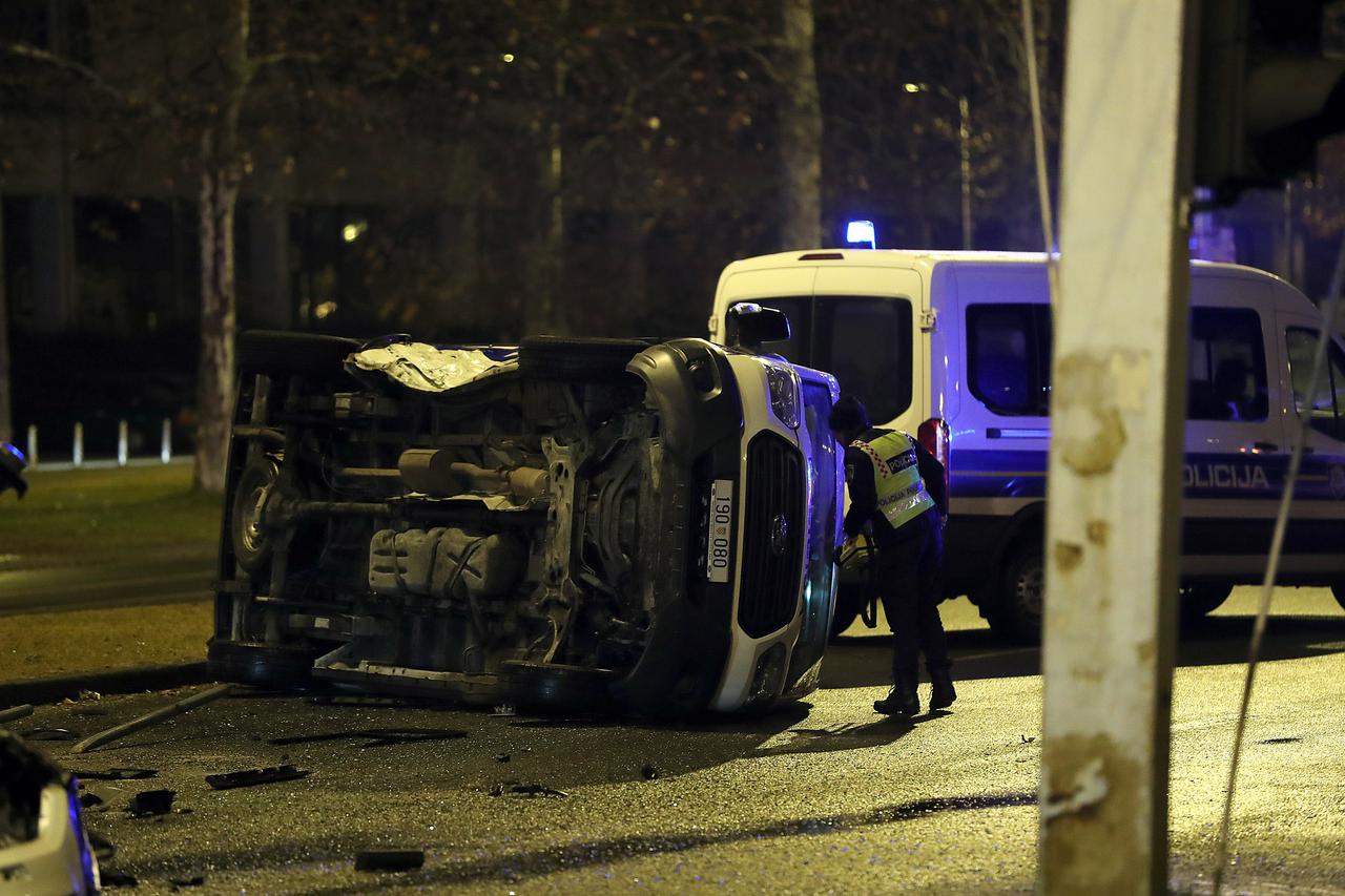 Policijski automobil sudjelovao u nesreći, dvije osobe ozlijeđene
