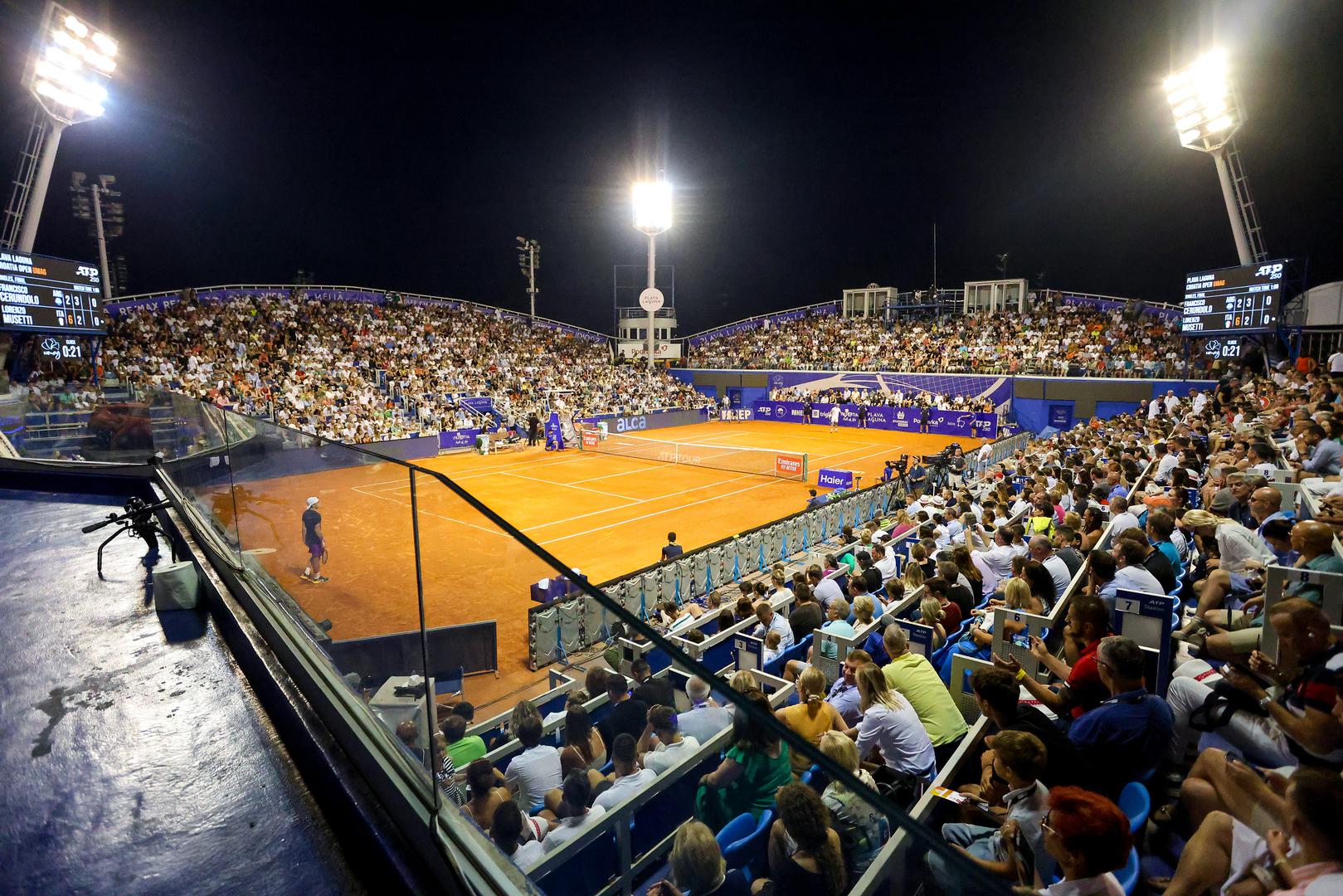 Nalazi se na zapadnoj istarskoj obali, na samo 10 km od slovenske granice, najzapadnije je mjesto u Hrvatskoj, a poznat je i po teniskom turniru... To je...