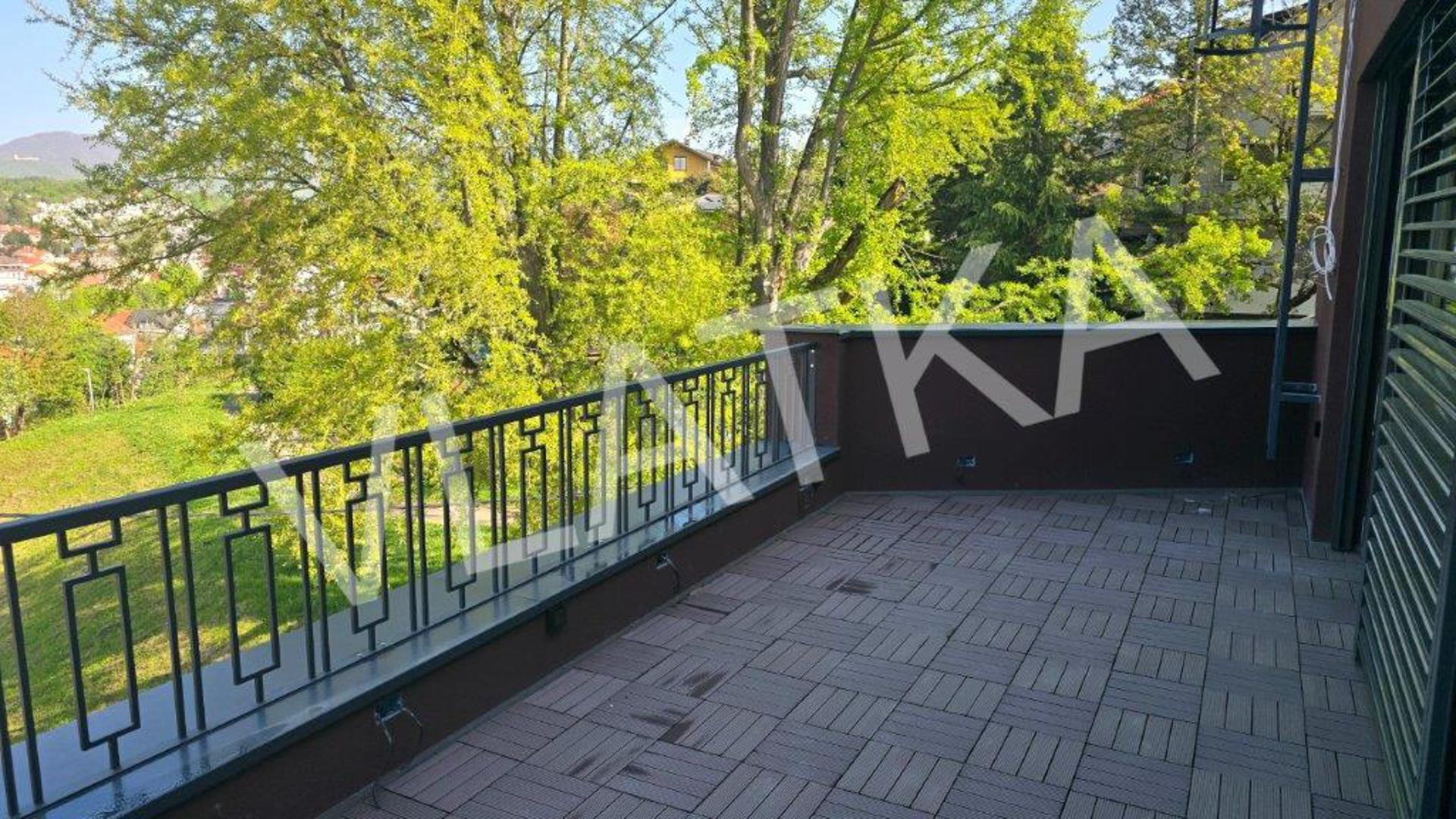 Kuća ima i lift, protuprovalna vrata, električne rolete, ali i dvorište, odnosno vrt te spremište