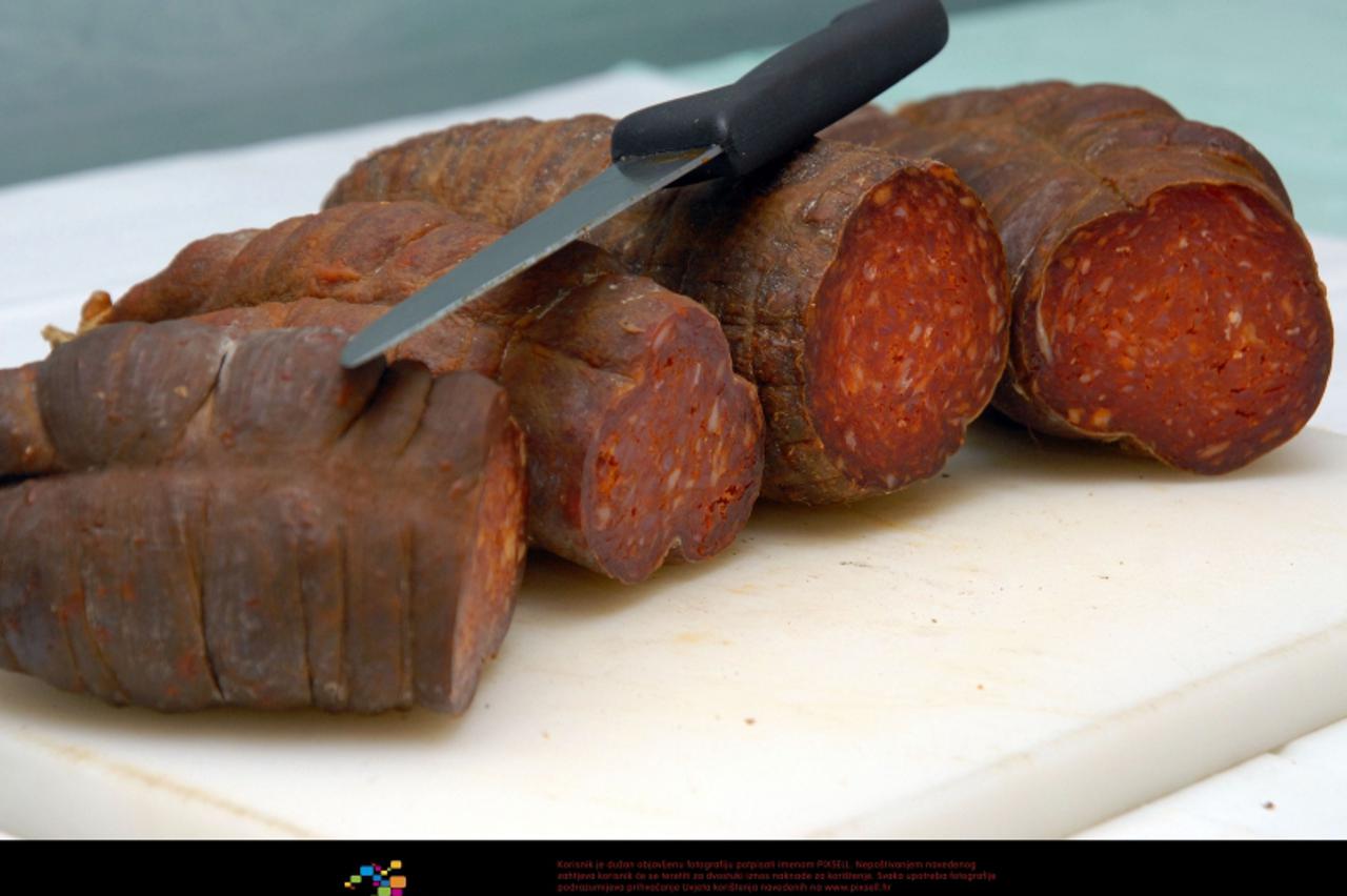 '15.07.2010., Vinkovci - Zapocelo je ocijenjivanje kulena 30. vecernjakove kulenijade na kojoj je prijavljeno 26 legalnih registriranih proizvodaca kulena sa 52 uzorka.  Photo: Goran Ferbezar/PIXSELL'