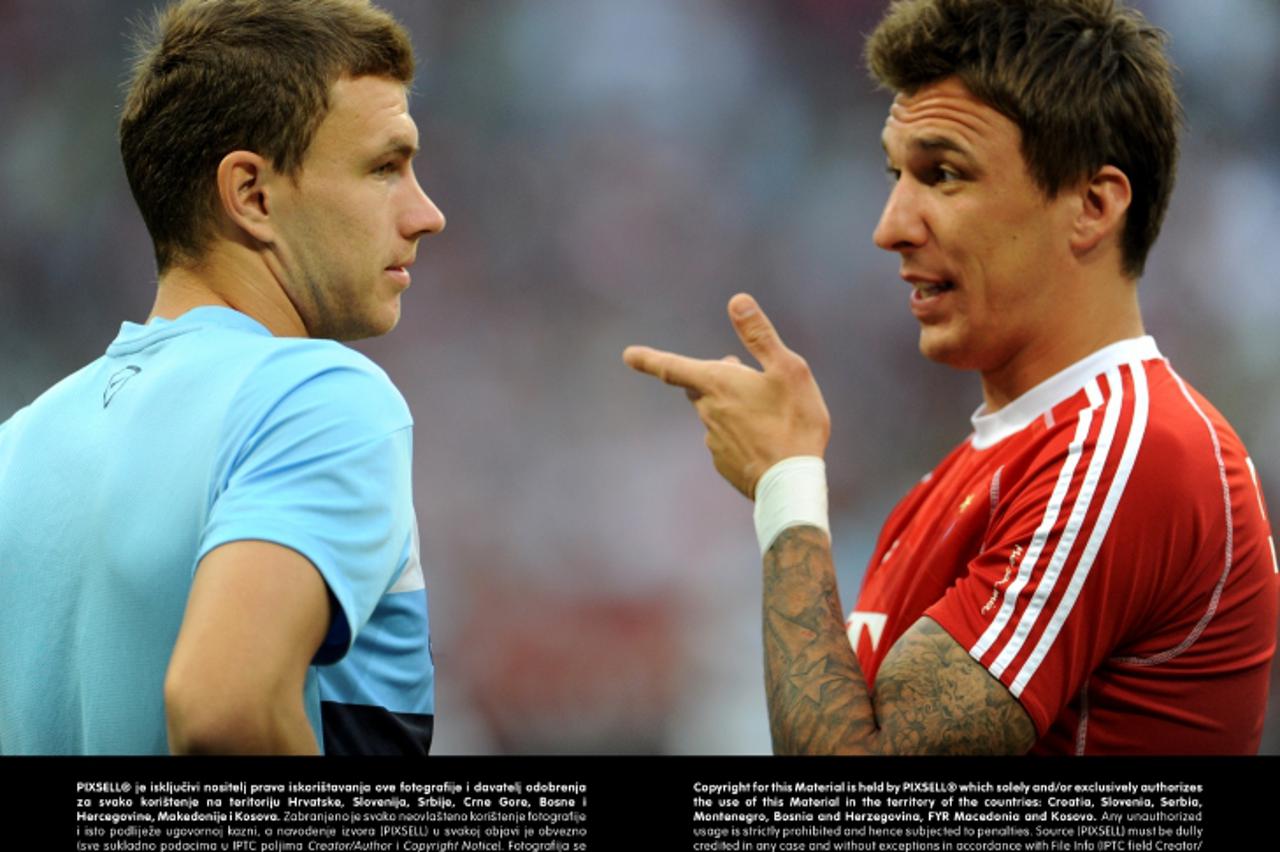 'Munich\'s Mario Mandzukic (R) talks to Edin Dzeko of Manchester during the Audi Cup soccer final match FC Bayern Munich vs Manchester City FC at Allianz Arena in Munich, Germany, 01 August 2013. Phot