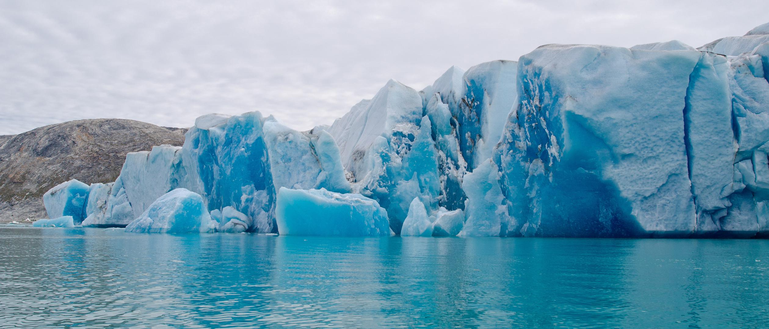 Iz Ilulissata brodovi za krstarenje plove prema jugu, prolazeći uz šarene zajednice kuća obojenih u zelenu, plavu, žutu i ljubičastu boju te otok Qeqertarsuaq (Disko) s planinama ravnih vrhova prekrivenim ledenjacima. Također istražuju zadivljujuće plave vode Eternity Fjorda kod Maniitsoqa, kao i nalazišta drevnih koliba pre-Inuitskih kultura i ostatke vikinških dugih kuća iz 10. stoljeća.