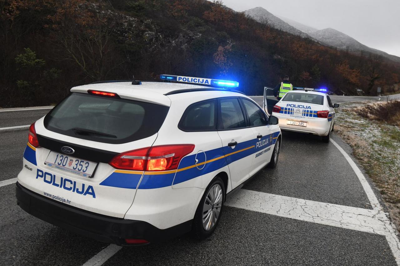 Na kninskom području zbog snijega zabranjen promet za kamione s prikolicom