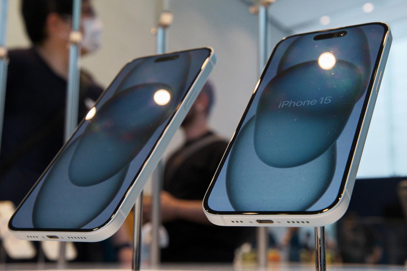 5. Ponovno pokretanje za zamrznute telefone – Ako vaš iPhone prestane "odgovarati", tipke za glasnoću mogu ponuditi rješenje. Za ponovno pokretanje pritisnite tipku za pojačavanje glasnoće, zatim tipku za smanjivanje glasnoće, a na kraju bočnu tipku za zaključavanje. Ovaj hardverski reset može učinkovito riješiti probleme kada uobičajeno ponovno pokretanje nije dovoljno.