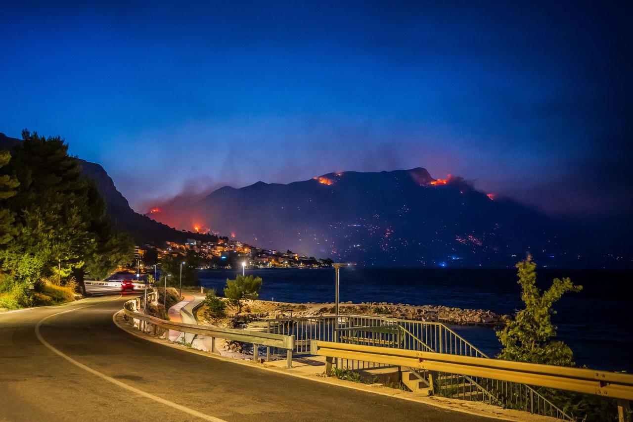 Duće:  Pogled pred jutro na Omiš.