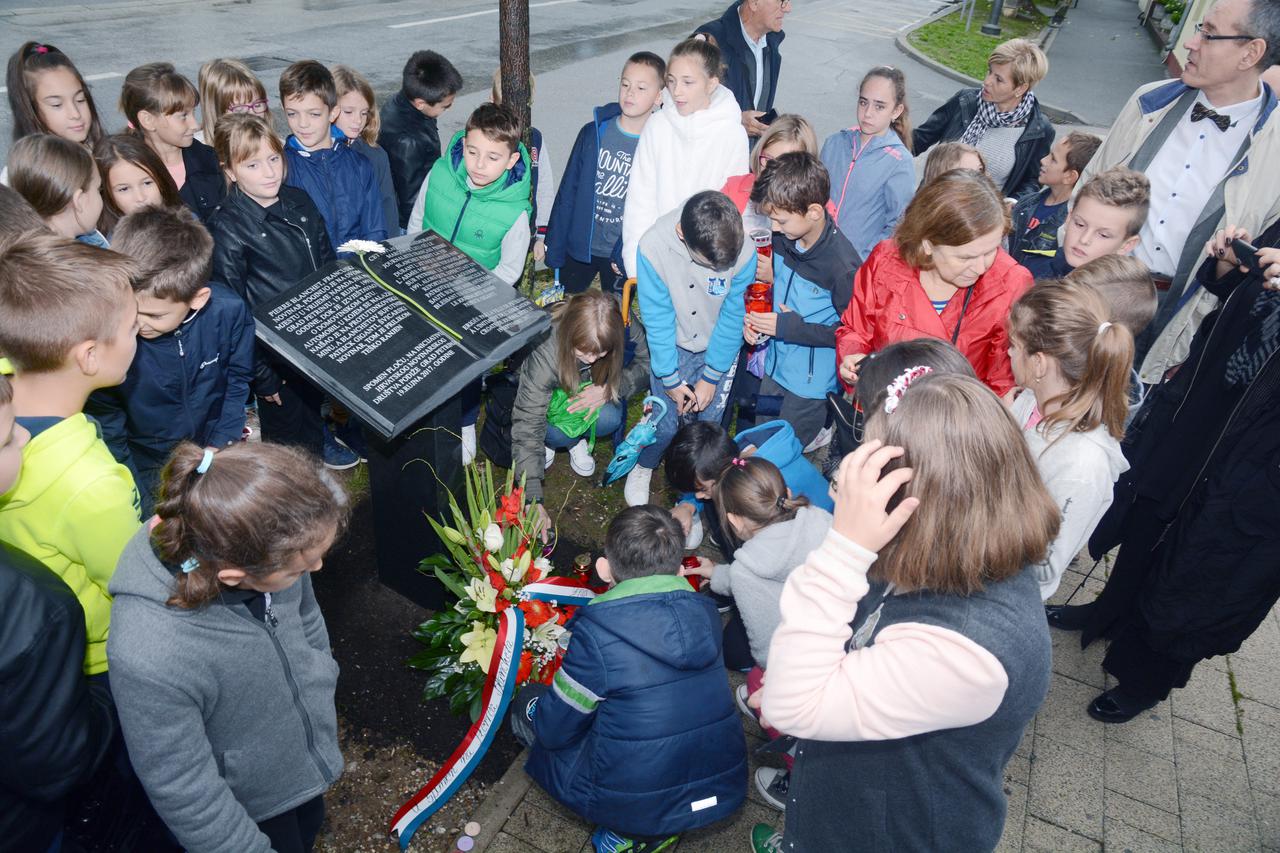 Spomenik Pierru Blanchetu u Petrinji