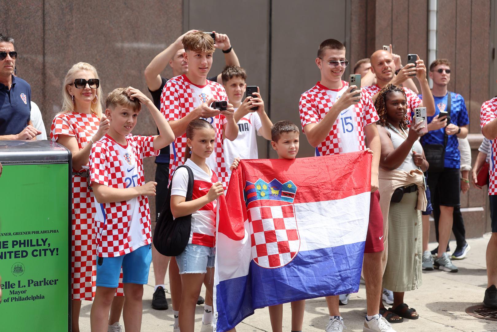 Igrače i stručni stožer u Philadelphiji dočekalo je mnoštvo navijača pa nema sumnje kako će vatreni i na ovoj utakmici imati ogromnu podršku iz grada i s tribina Lincoln Financial Fielda.