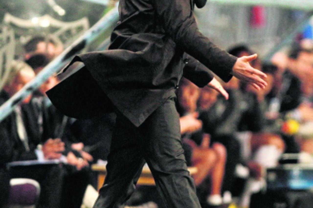 'Borussia Dortmund\'s coach Jurgen Klopp shouts to his players during their Champions League quarter final first leg soccer match against Malaga at La Rosaleda stadium in Malaga, April 3, 2013.     RE
