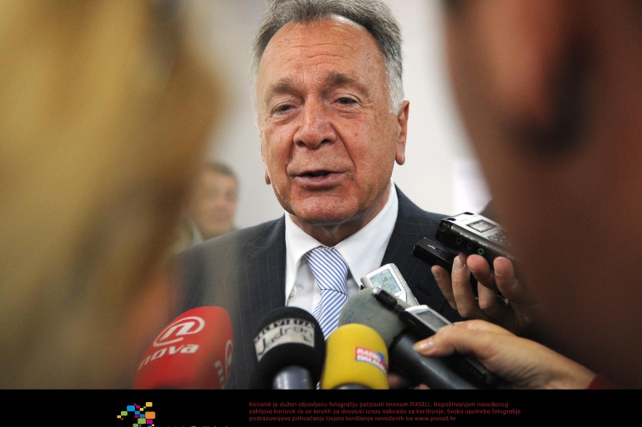 '13.10.2009.,Split,Hrvatska - U Vranjicu su 99 bivsih radnika Salonita potpisali ugovore o radu na odredjeno vrijeme. Oni ce obavljati pripremne radove na sanaciji Mravinacke kave i zbrinjavanju mikro