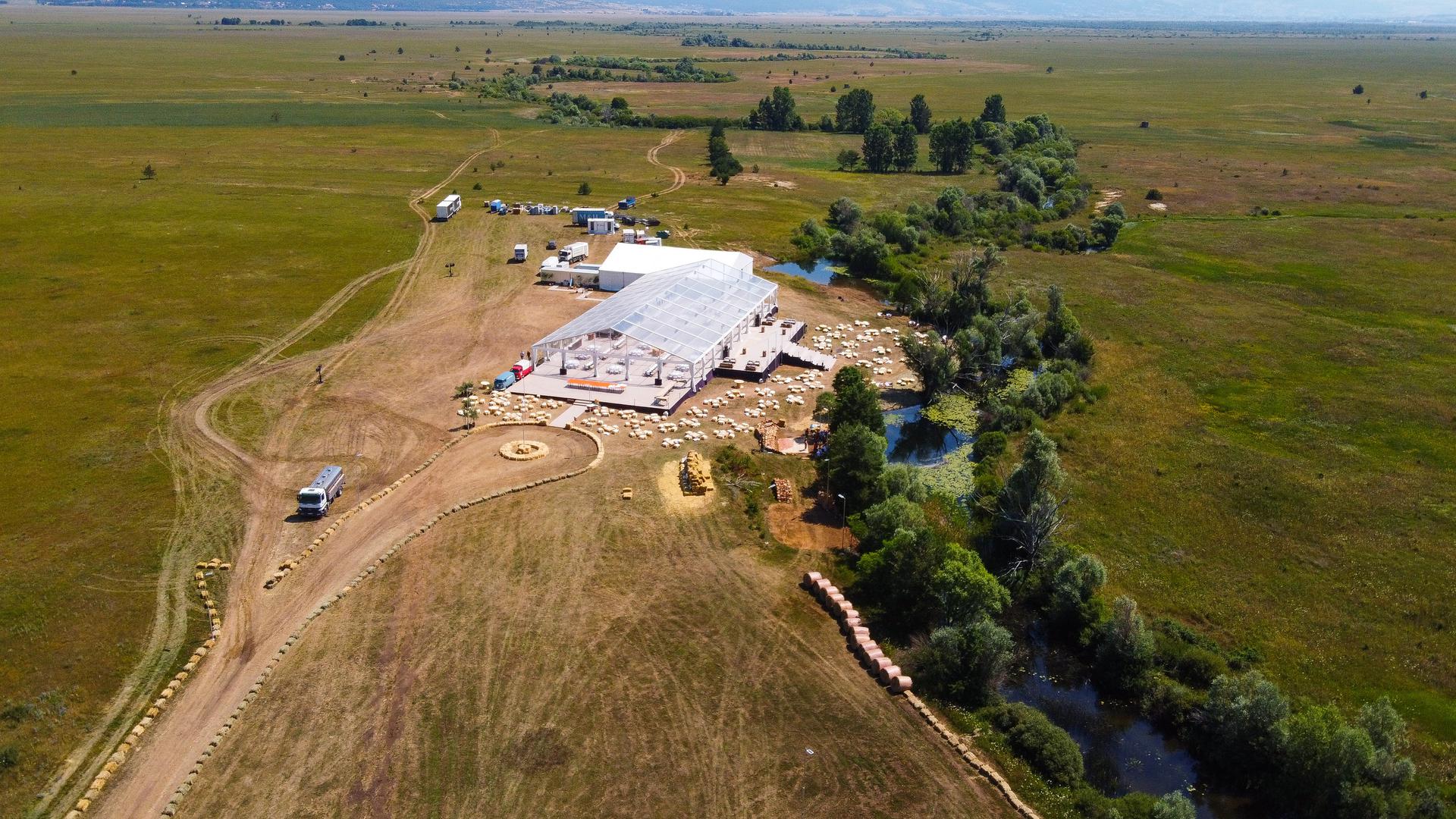 Katarina i Mate kao temu slavlja odabrali su prirodu i uređenje će biti u takvom stilu i zbog toga se na prostor oko staklene dvorane, koja je napravljena samo za ovu prigodu,nalazi 150 bala sijena.