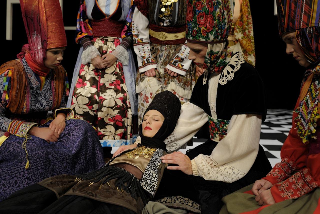 Samice, Gostovanje,ZKM