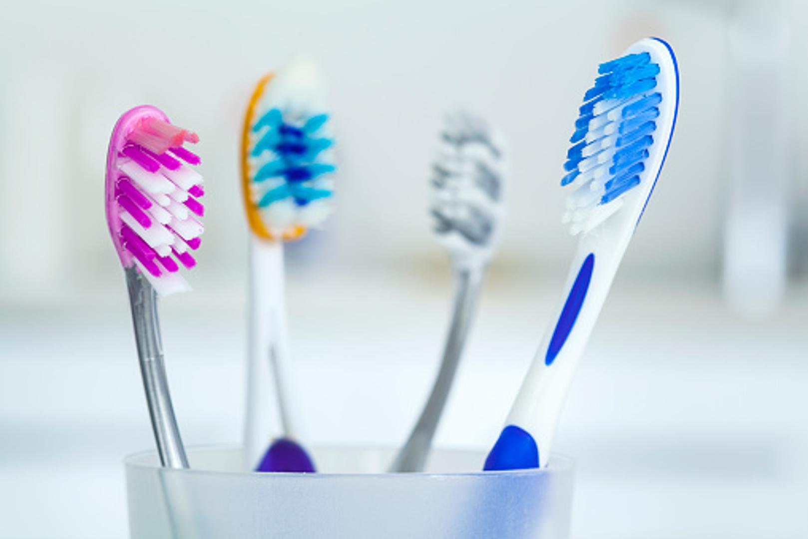 Držač četkica za zube - Nakon pranja zuba potrebno je i dobro oprati četkicu za zube. No, koliko god se trudili, uvijek će s nje malo iskapati na držač na kojem odlažete četkice. Ako imate onaj obiteljski, s dvije ili više četkica, opasnost od bakterija raste.
