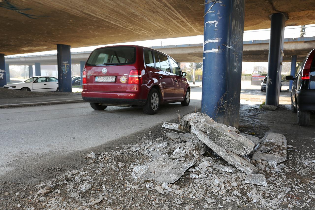 15.02.2015., Zagreb - Odlomio se komad Mosta slobode i pao na kolnik ispod mosta, a vatrogasci su iz sigurnosnih razloga skinuli i ostatak.  Photo: Tomislav Miletic/PIXSELL