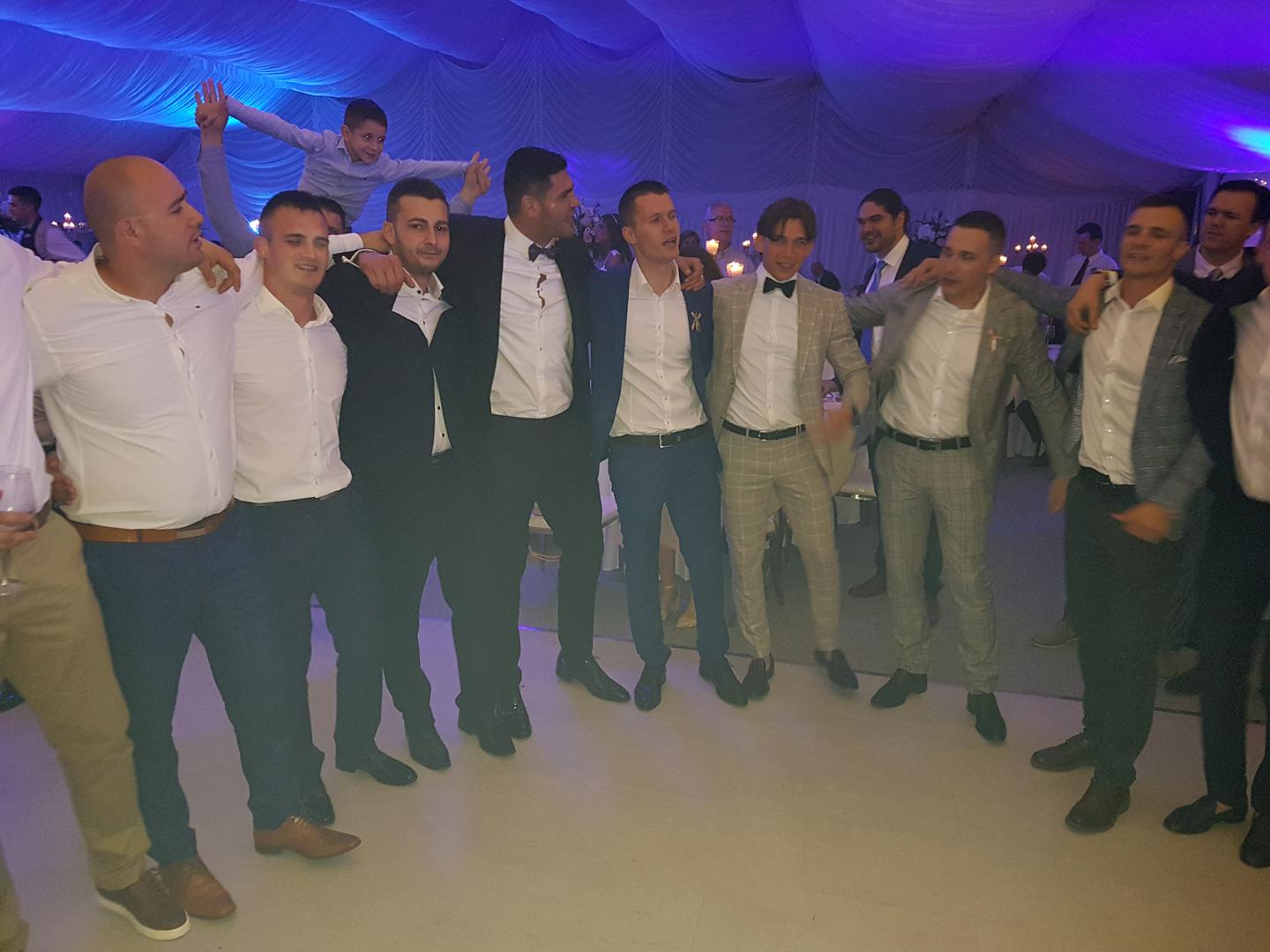 Vjenčanje je održano u subotu u župi Svih svetih u Sesvetama, oženio ih je velečasni Dražen Radigović koji je inače njihov duhovnik.