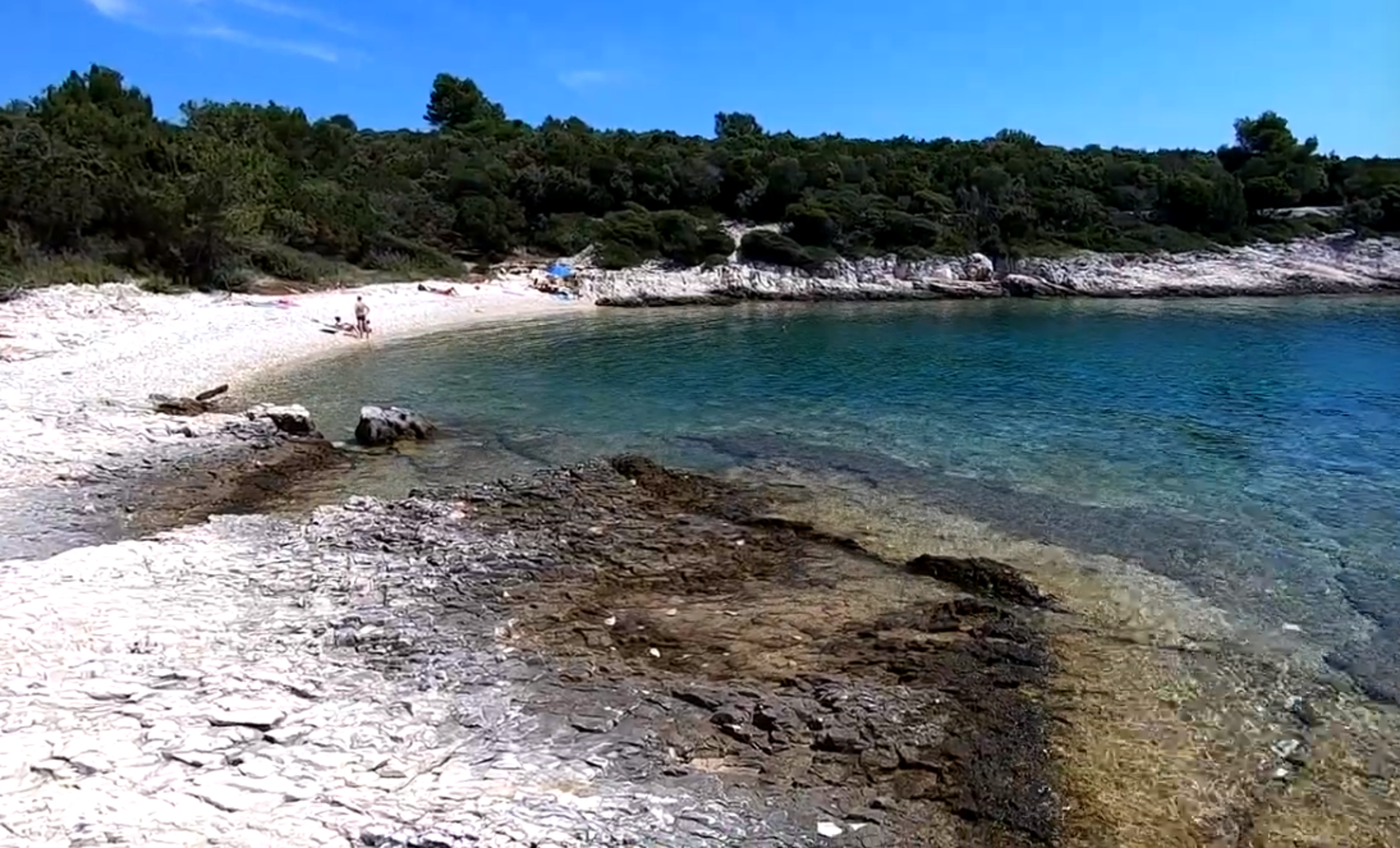 Plaža Zabodarski je jedna od najljepših lošinjskih divljih plaža, a krase je stijene koje izranjaju iz mora. Do nje možete doći pješice, biciklom ili autom kojeg možete parkirati u blizini. 
