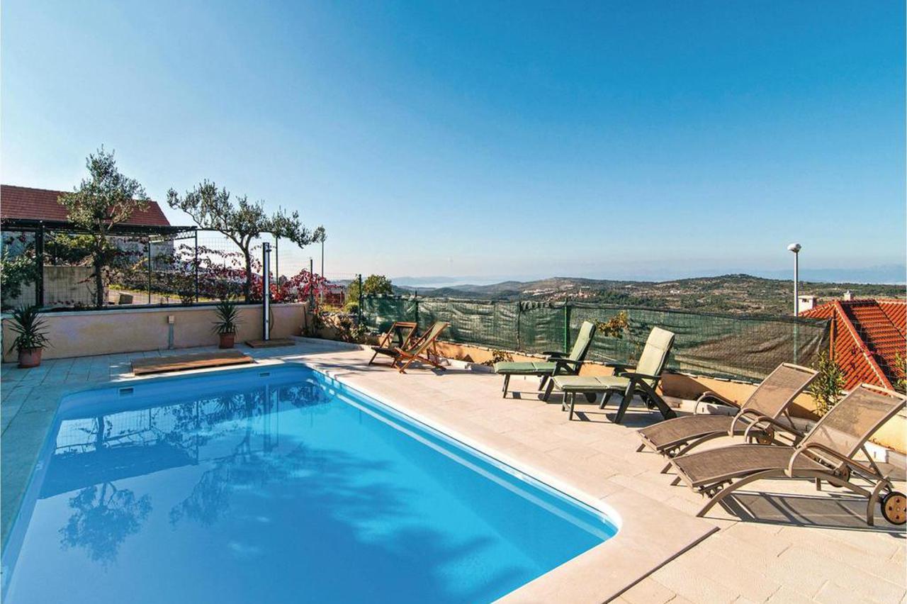 Vila ministra Kuščevića na Braču - na oglasu na Booking.com-u