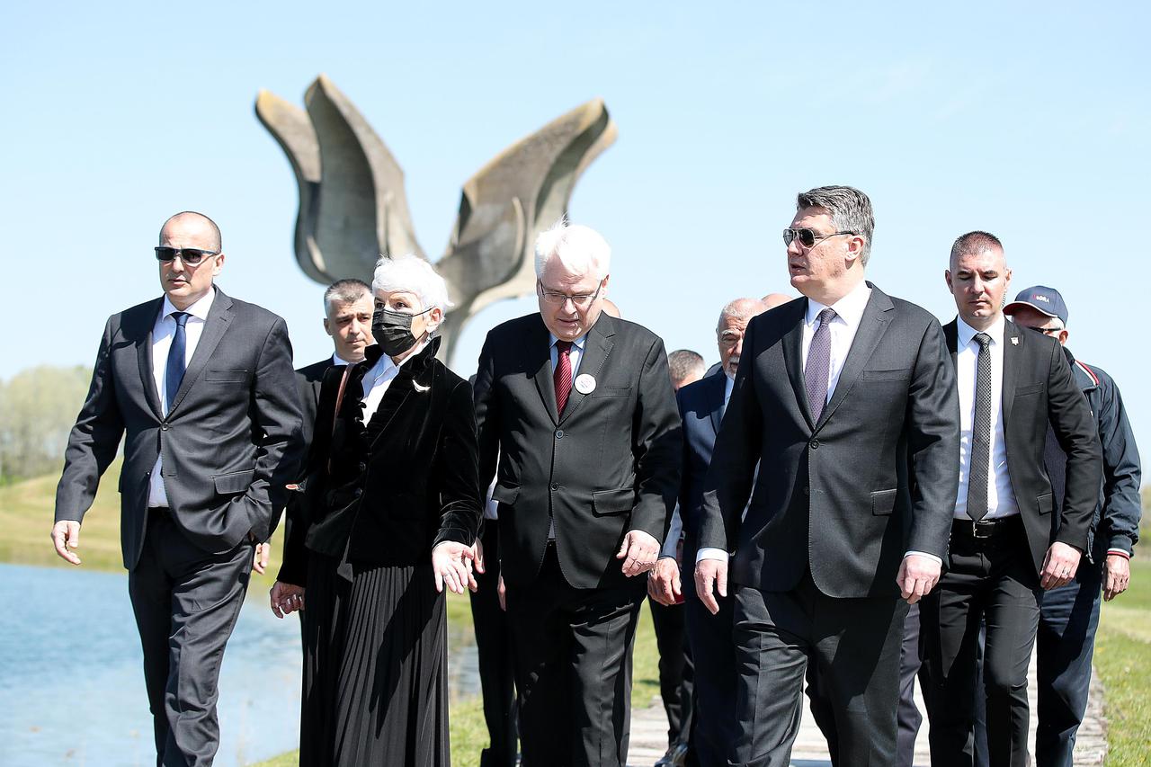 Predsjednik RH, Zoran Milanović, u društvu izaslanstva položio vijenac u Jasenovcu