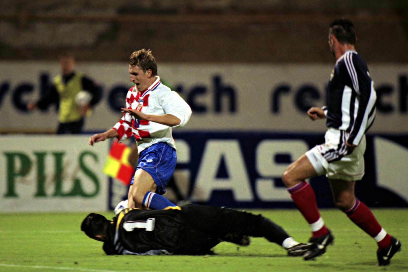 Srpski nogometaši na Maksimiru su pred 40 tisuća gledatelja igrali u paklenoj atmosferi nalik na današnju situaciju iz Albanije. Himna je bila izviždana, a navijačke tenzije u Zagrebu prisutne danima uoči utakmice