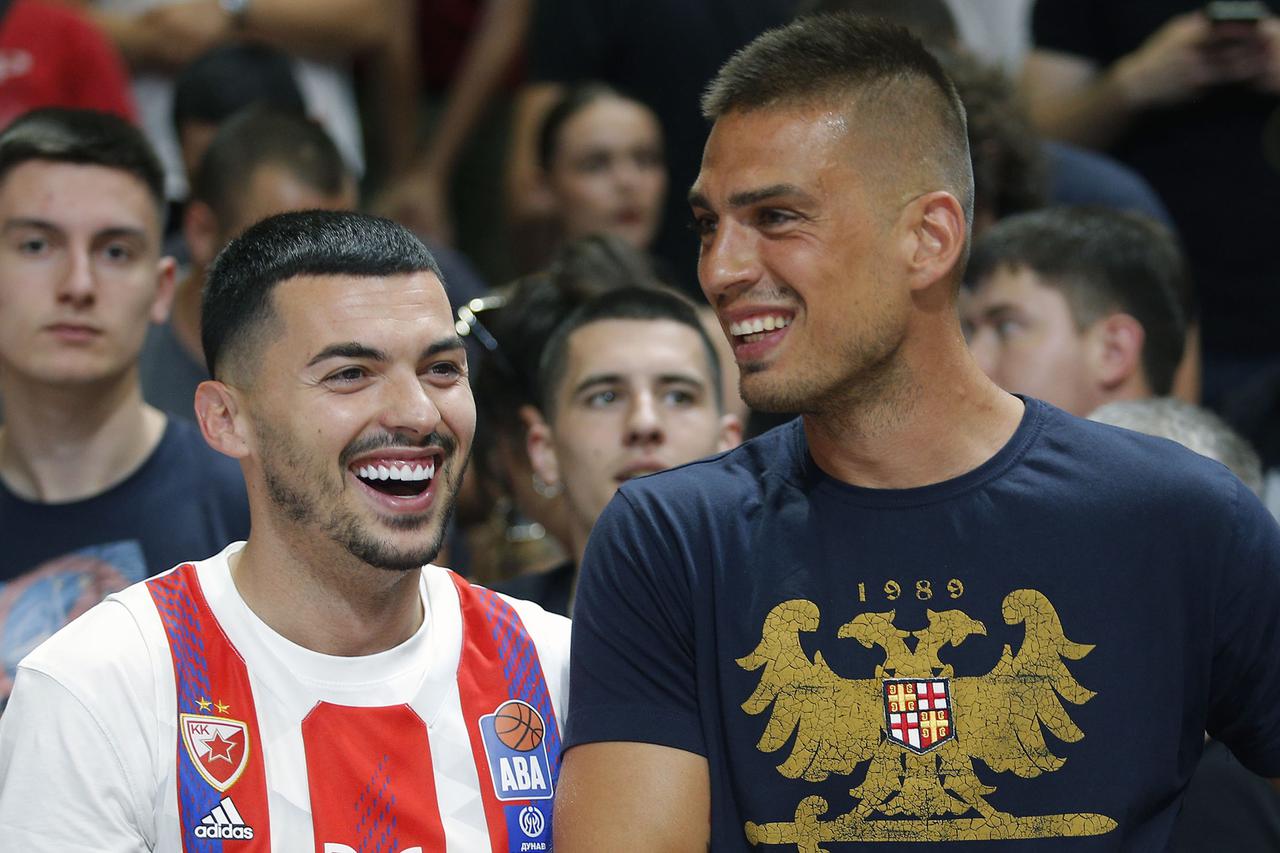 Beograd: Crvena zvezda smanjila vodstvo Partizana u finalnoj seriji ABA lige, susret kasnio jer su navijači gađali košarkaše Partizana upaljačima 